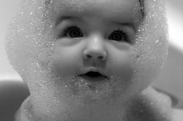 Bébé et le bain : de la bonne fréquence au rituel d’apaisement - Élhée