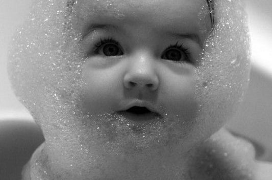 Bébé et le bain : de la bonne fréquence au rituel d’apaisement - Élhée