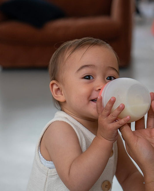 Bébé RGO : quelle position adopter pour donner le biberon ? - Élhée
