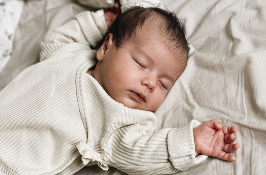 Comment sevrer mon bébé du biberon la nuit ? - Élhée