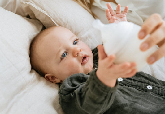 faut-il chauffer le biberon de bébé pour apaiser les coliques ?