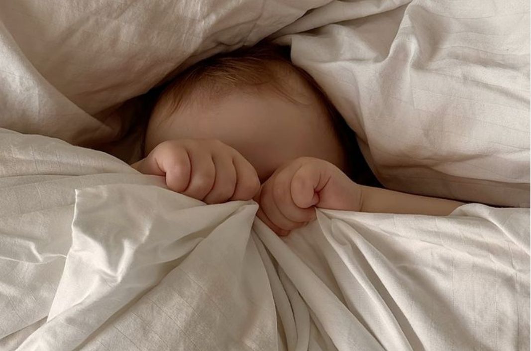 Le sommeil des bébés en été : faut-il l’adapter ? - Élhée