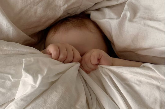 Le sommeil des bébés en été : faut-il l’adapter ? - Élhée