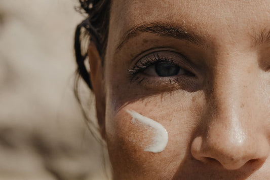 Masque de grossesse : quelle crème solaire utiliser en attendant bébé ? - Élhée