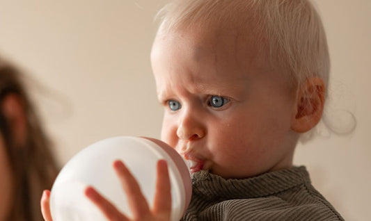 un bébé pas content, au bord des larmes