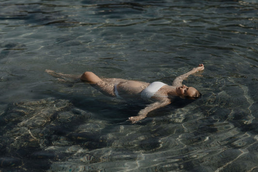 Préparer un sac de maternité spécial été : l’art d’en faire juste assez - Élhée