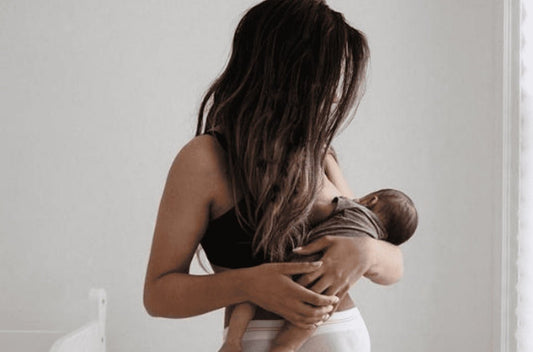 Repas lactés du bébé : quand et comment espacer les tétées ? - Élhée